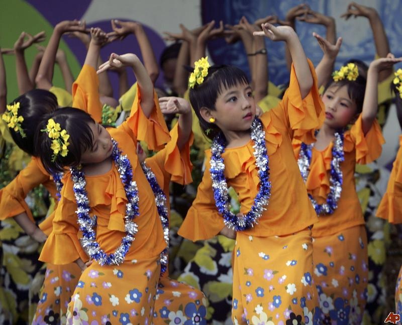 ミャンマーの伝統的な踊り(水のような踊り)を踊る子供達